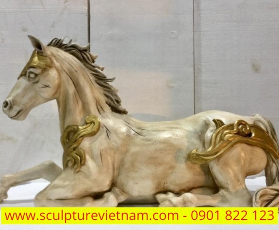 Mô hình con ngựa uy phong bằng xốp kích thước lớn dùng để trang trí